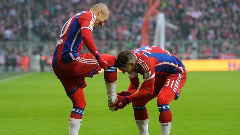 Bastian Schweinsteiger putzt Arjen Robben, dem besten Münchner am Samstagnachmittag, die Schuhe nach seinem Treffer zum zwischenzeitlichen 4:0! Bastian Schweinsteiger putzt Arjen Robben, dem besten Münchner am Samstagnachmittag, die Schuhe nach seinem Treffer zum zwischenzeitlichen 4:0!