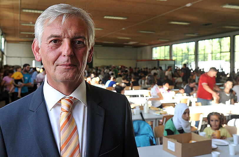 Der Chef des Bundesamtes für Migration und Flüchtlinge (BAMF), Manfred Schmidt, steht am 03.08.2015 in Ellwangen in einer Verpflegungshalle. Schmidt besucht am 14.08.2015 die Asylothek in Nürnberg