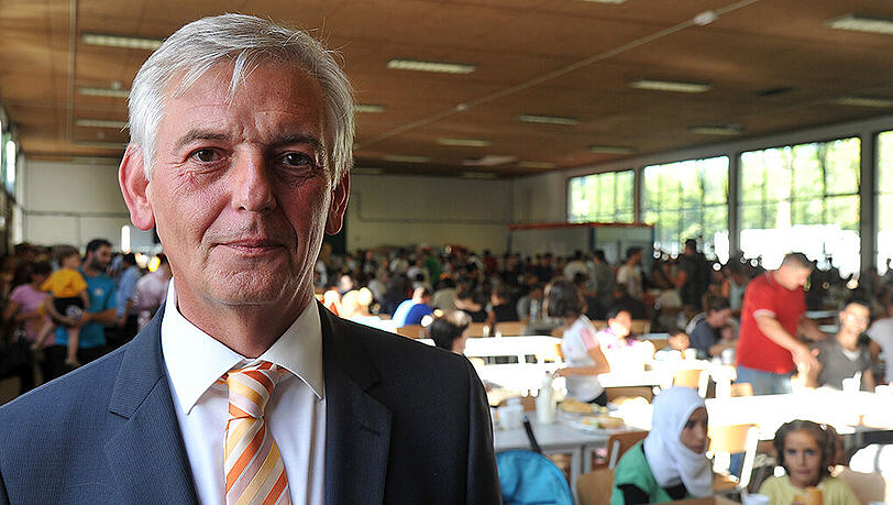 Der Chef des Bundesamtes für Migration und Flüchtlinge (BAMF), Manfred Schmidt, steht am 03.08.2015 in Ellwangen in einer Verpflegungshalle. Schmidt besucht am 14.08.2015 die Asylothek in Nürnberg Der Chef des Bundesamtes für Migration und Flüchtlinge (BAMF), Manfred Schmidt, steht am 03.08.2015 in Ellwangen in einer Verpflegungshalle. Schmidt besucht am 14.08.2015 die Asylothek in Nürnberg