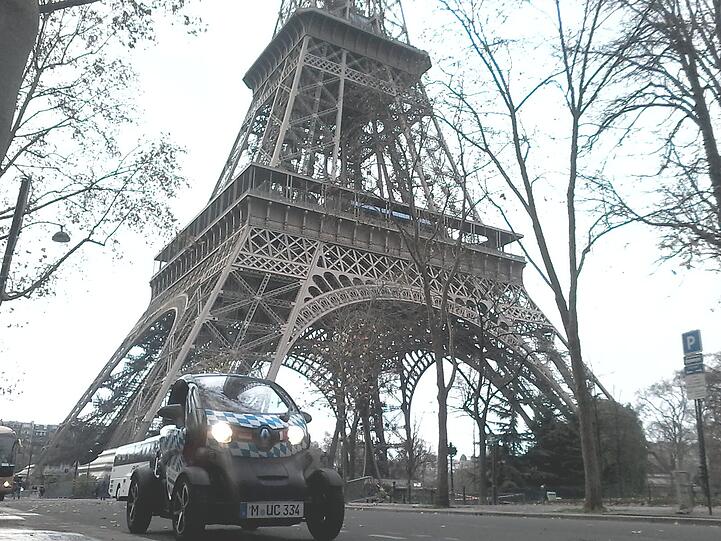 Der Renault Twizy vor dem Eiffelturm in Paris.