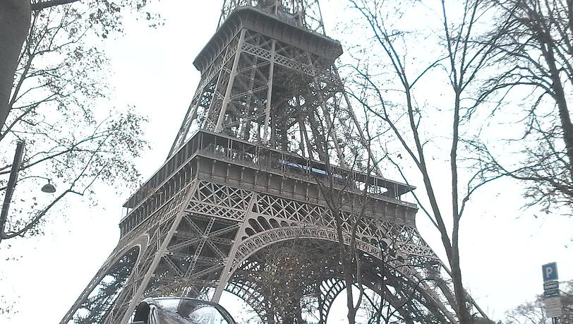 Der Renault Twizy vor dem Eiffelturm in Paris. Der Renault Twizy vor dem Eiffelturm in Paris.