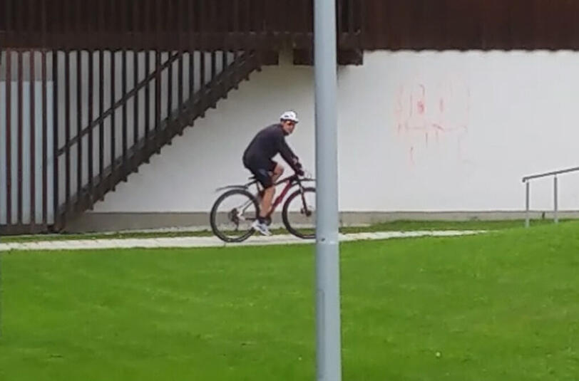 Der Mann trug Fahrradkleidung und war mit einem dunklen Mountainbike unterwegs.
