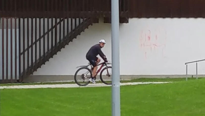 Der Mann trug Fahrradkleidung und war mit einem dunklen Mountainbike unterwegs. Der Mann trug Fahrradkleidung und war mit einem dunklen Mountainbike unterwegs.
