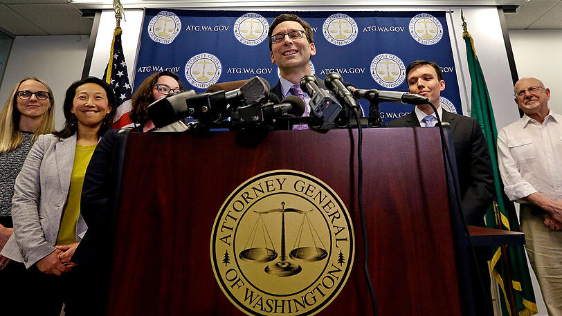 Generalstaatsanwalt von Washington, Bob Ferguson, spricht in Seattle über den vom Berufungsgericht abgelehnten Antrag.