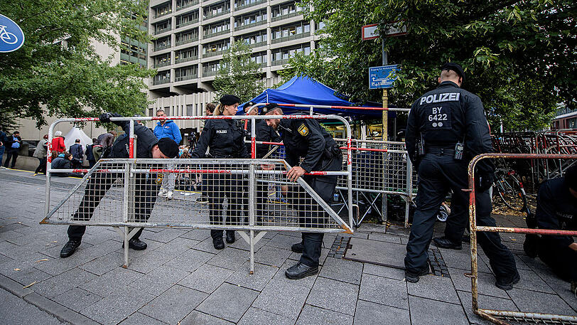 Polizisten am Mittwochmorgen vor dem Oberlandesgericht in München.