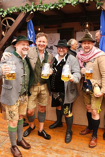 Feiern für den guten Zweck auf der Wiesn: Oliver Rauh, Andy Meister, Maximilian Oberbigler, Kai Pierre Thiess
