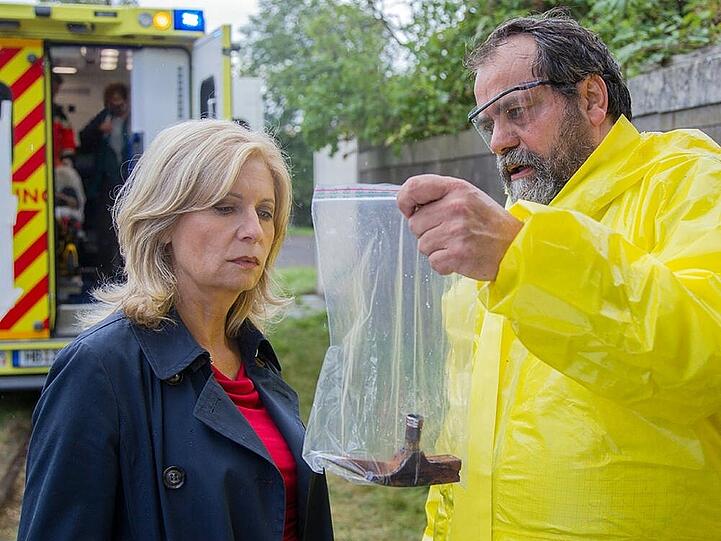 Hauptkommissarin Inga Lürsen (Sabine Postel) neben Rechtsmediziner Dr. Katzmann (Matthias Brenner)