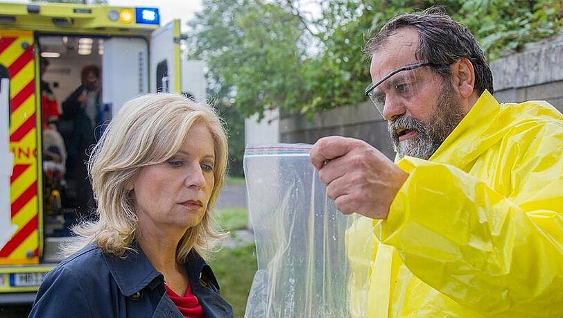 Hauptkommissarin Inga Lürsen (Sabine Postel) neben Rechtsmediziner Dr. Katzmann (Matthias Brenner) Hauptkommissarin Inga Lürsen (Sabine Postel) neben Rechtsmediziner Dr. Katzmann (Matthias Brenner)