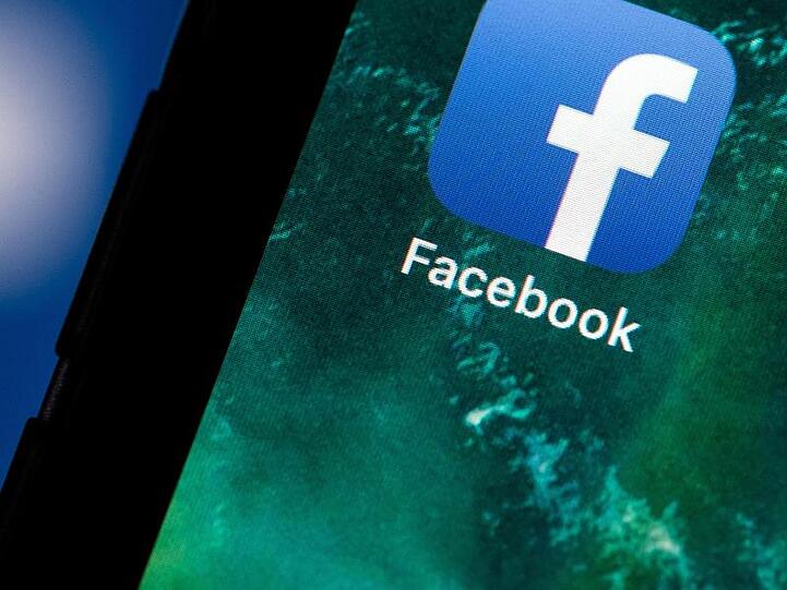 Der Rückgang von Werbeeinnahmen zeigt beim Online-Netzwerk Facebook Wirkung.
