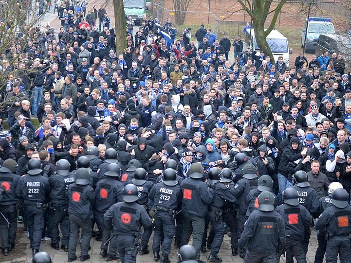 Polizeibeamte versuchen am Weserstadion Fußballfans des Hamburger SV und des SV Werder Bremen zu trennen. Foto: C. Jaspersen/Archiv