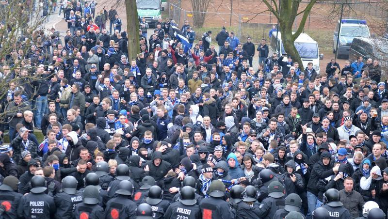 Polizeibeamte versuchen am Weserstadion Fußballfans des Hamburger SV und des SV Werder Bremen zu trennen. Foto: C. Jaspersen/Archiv Polizeibeamte versuchen am Weserstadion Fußballfans des Hamburger SV und des SV Werder Bremen zu trennen. Foto: C. Jaspersen/Archiv