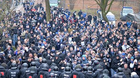 Polizeibeamte versuchen am Weserstadion Fußballfans des Hamburger SV und des SV Werder Bremen zu trennen. Foto: C. Jaspersen/Archiv