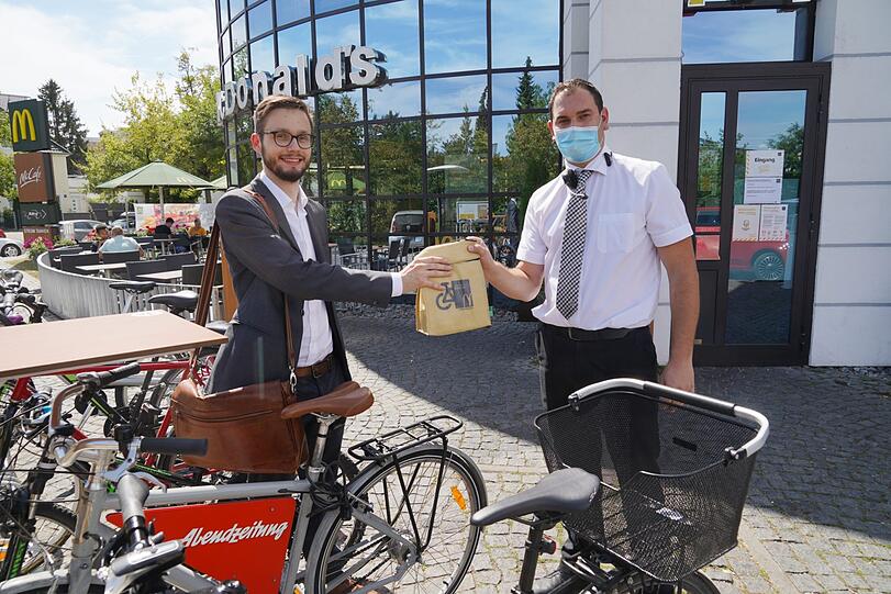 Hier kommt das Essen: AZ-Reporter Paul Nöllke testet den Bike-in.
