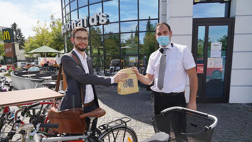 Hier kommt das Essen: AZ-Reporter Paul Nöllke testet den Bike-in. Hier kommt das Essen: AZ-Reporter Paul Nöllke testet den Bike-in.