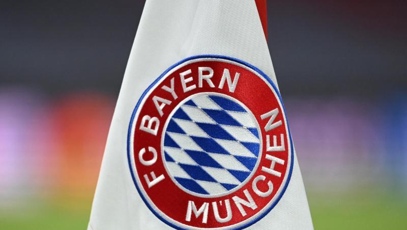 Das Vereinswappen des FC Bayern München ist auf einer Eckfahne zu sehen.