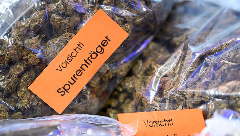 Die Fahnder hatten sich bereits mit dem polizeibekannten Schüler befasst, der sich wiederholt bei einem Lieferanten Cannabis in größerem Umfang besorgt haben soll. (Symbolbild)