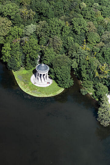Ganz schön versteckt liegt der Apollotempel am Badenburger See, man muss erstmal durchs Nymphenburger Schloss und dann 20 Minuten gen Westen am Schlosskanal entlang spazieren. Aus der Luft? Nicht zu übersehen.