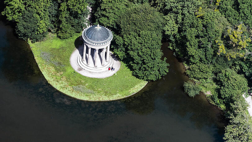 Ganz schön versteckt liegt der Apollotempel am Badenburger See, man muss erstmal durchs Nymphenburger Schloss und dann 20 Minuten gen Westen am Schlosskanal entlang spazieren. Aus der Luft? Nicht zu übersehen. Ganz schön versteckt liegt der Apollotempel am Badenburger See, man muss erstmal durchs Nymphenburger Schloss und dann 20 Minuten gen Westen am Schlosskanal entlang spazieren. Aus der Luft? Nicht zu übersehen.