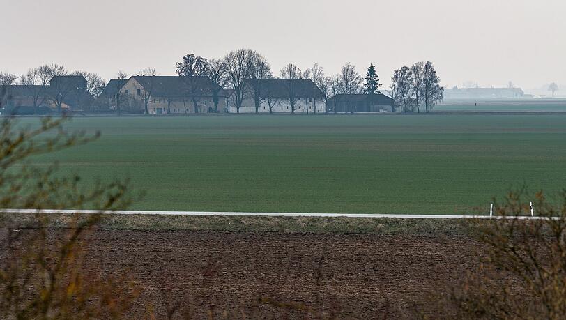 Ein Feld zwischen Irlbach und Straßkirchen. hier will BMW eine neue Batteriefabrik errichten.