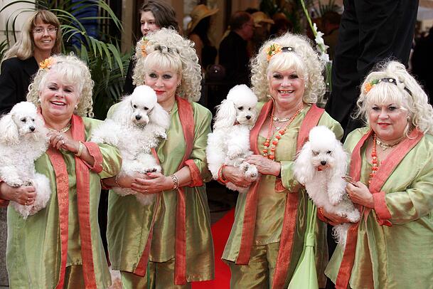 Die vier Jacob Sisters mit ihrem Markenzeichen: den legend&auml;ren Pudeln. Johanna (re.) und Hannelore (2.v.r.) sind mittlerweile verstorben.