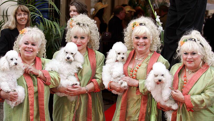 Die vier Jacob Sisters mit ihrem Markenzeichen: den legend&auml;ren Pudeln. Johanna (re.) und Hannelore (2.v.r.) sind mittlerweile verstorben.