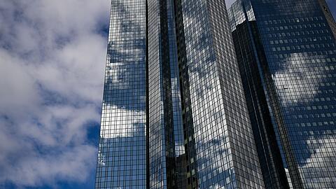 Ermittler durchsuchen Deutsche Bank in Frankfurt. (Archivbild)