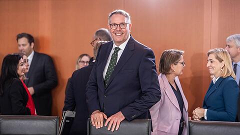 Alexander Schweitzer (SPD) bei seiner ersten Teilnahme an einer Kabinettssitzung im Kanzleramt.
