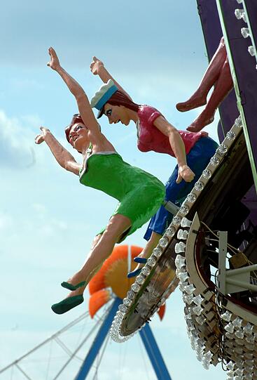 Seit 1910 dient das Teufelsrad der Belustigung der Zuschauer - "Geschick und Lachmuskeln" würden hier "gleichermaßen trainiert", schreibt oktoberfest.de. Das trifft es wohl sehr gut: Weniger um den Beweis des eigenen Könnens als vom "Rekommandeur" einmal richtig auf die Schippe genommen zu werden - darum geht es beim Teufelsrad. Jedoch ist das es nichts für Leute, die schnell eingeschnappt sind: Bayerische Scherzchen jeglicher Art auf eigene Kosten muss man sich schon anhören können.