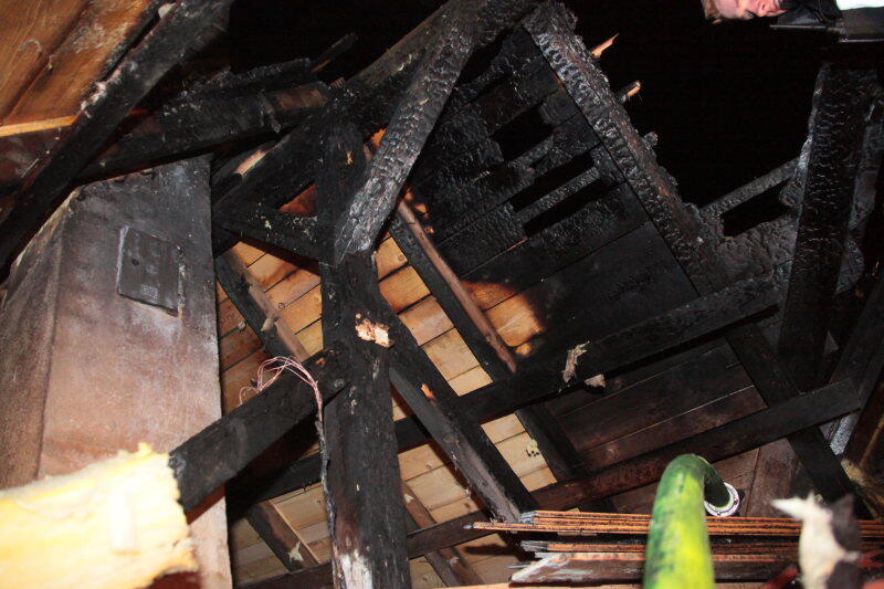 Ein Dachstuhl in Mettenheim steht in Flammen. Die Feuerwehr rückt mitten in der Nacht zum Löschen an. Die Bilder vom Einsatz.