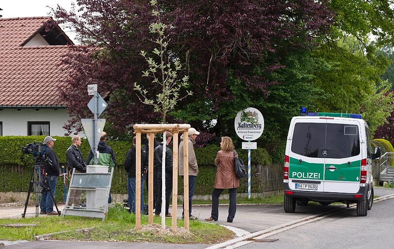 Journalisten stehen am 25.05.2013 an einer Straße vor einem Polizeifahrzeug in Geltendorf (Bayern). Zwei Polizisten waren zuvor bei einer Fahrzeugkontrolle von einem Unbekannten beschossen worden, einer der Beamten wurde dabei schwer verletzt. Foto: Lukas Barth