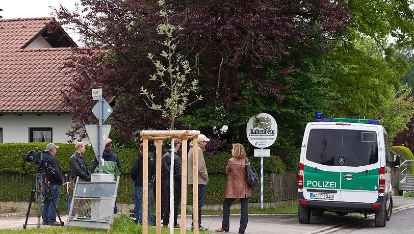 Journalisten stehen am 25.05.2013 an einer Straße vor einem Polizeifahrzeug in Geltendorf (Bayern). Zwei Polizisten waren zuvor bei einer Fahrzeugkontrolle von einem Unbekannten beschossen worden, einer der Beamten wurde dabei schwer verletzt. Foto: Lukas Barth Journalisten stehen am 25.05.2013 an einer Straße vor einem Polizeifahrzeug in Geltendorf (Bayern). Zwei Polizisten waren zuvor bei einer Fahrzeugkontrolle von einem Unbekannten beschossen worden, einer der Beamten wurde dabei schwer verletzt. Foto: Lukas Barth