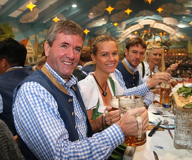 Friedhelm Funkel mit seiner Lebensgefährtin Anja Stapel auf der diesjährigen Wiesn.