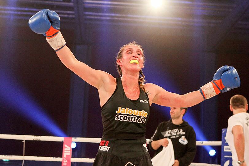 Servus Julia: Kickbox-Ass Irmen beendet ihre Karriere.
