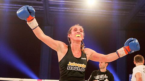 Servus Julia: Kickbox-Ass Irmen beendet ihre Karriere.
