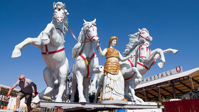 Ein Transporteur liefert eine übergroße Bavaria mit vier Pferdefiguren aus, die in den nächsten Tagen vor einem Festzelt verbaut werden soll.
