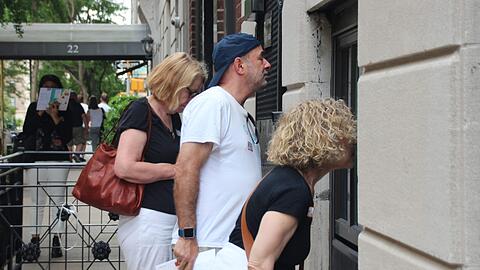 New York: Teilnehmer einer "Riech-Tour" schnüffeln an einem Haus. New York kann gerade im Sommer ganz schön stinken, doch es ist auch spannend.