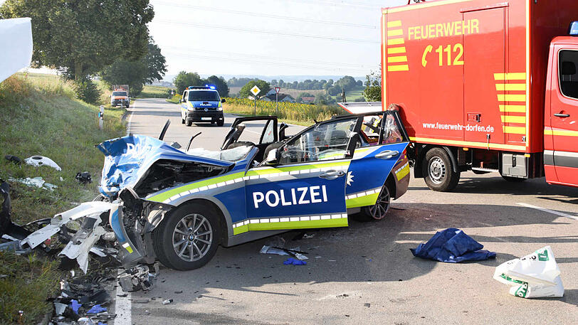 Trümmerfeld auf der B15: Die beiden Fahrzeuge haben einen Totalschaden.
