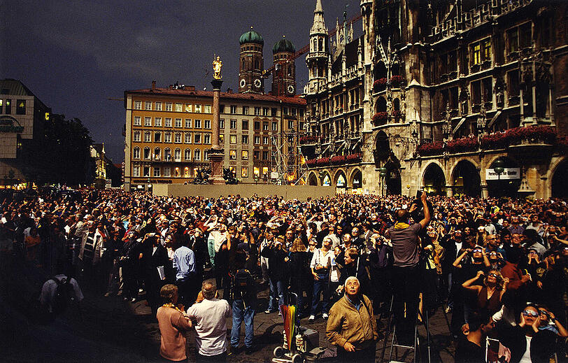 So war&rsquo;s 1999 während der totalen Sonnenfinsternis &ndash; Münchner haben sich am Marienplatz versammelt und starren nach oben.