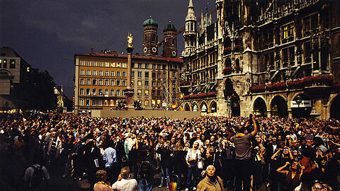 So war&rsquo;s 1999 während der totalen Sonnenfinsternis &ndash; Münchner haben sich am Marienplatz versammelt und starren nach oben.