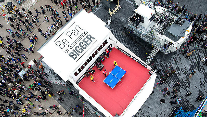 Außergewöhnliche Spielstätte auf der Bauma-Messe. Eine Tischtennis-Platte auf einem Muldenkipper. Außergewöhnliche Spielstätte auf der Bauma-Messe. Eine Tischtennis-Platte auf einem Muldenkipper.