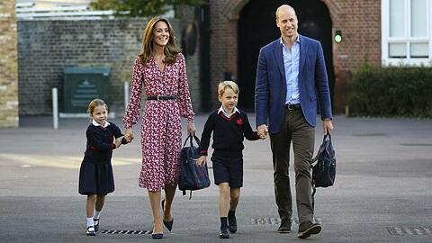 William und Kate mit ihren Kindern George und Charlotte auf dem Weg zur Schule.