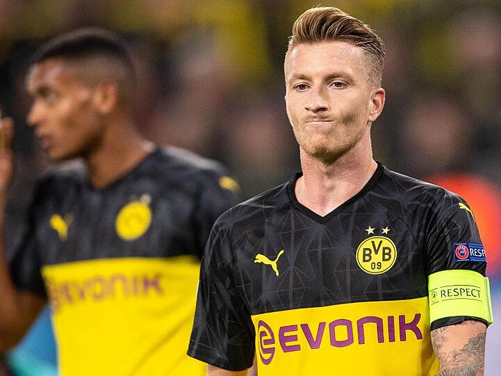 Dortmunds Marco Reus hadert mit seinem nicht verwandelten Elfmeter.