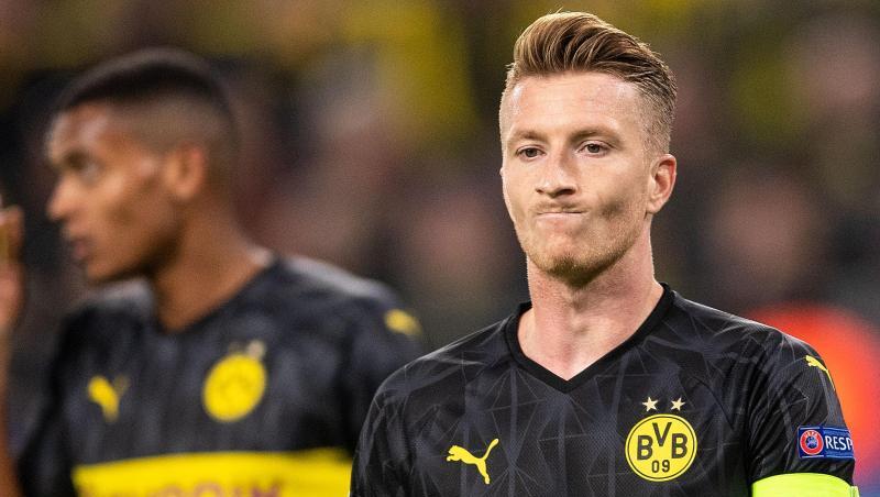 Dortmunds Marco Reus hadert mit seinem nicht verwandelten Elfmeter. Dortmunds Marco Reus hadert mit seinem nicht verwandelten Elfmeter.