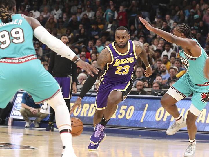 Überragender Akteur beim Lakers-Sieg gegen Memphis: LeBron James (M).