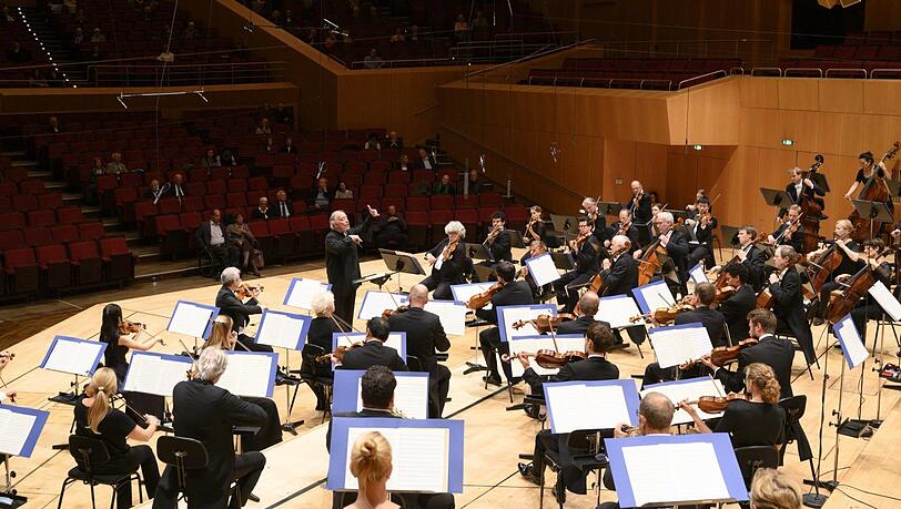 Modellversuch vor maximal 500 Zuschauern: Valery Gergiev und die Münchner Philharmoniker spielen im Gasteig die Symphonie Nr. 4 von Franz Schubert.