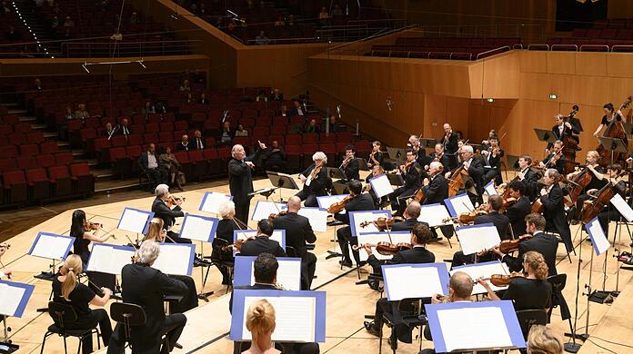 Modellversuch vor maximal 500 Zuschauern: Valery Gergiev und die Münchner Philharmoniker spielen im Gasteig die Symphonie Nr. 4 von Franz Schubert.