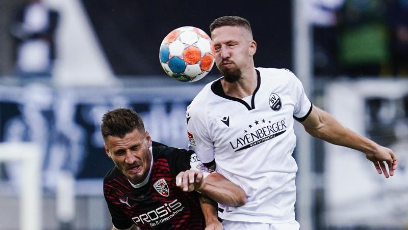 Ingolstadts Stefan Kutschke (l) und Sandhausens Janik Bachmann kämpfen um den Ball.