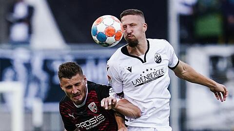Ingolstadts Stefan Kutschke (l) und Sandhausens Janik Bachmann kämpfen um den Ball.