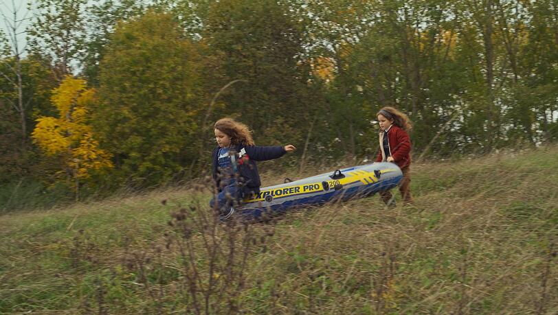 Die Zwillinge Joséphine und Gabrielle Sanz spielen im Film von Céline Sciamma fantastischerweise Mutter und Tochter, die sich als Gleichaltrige begegnen
