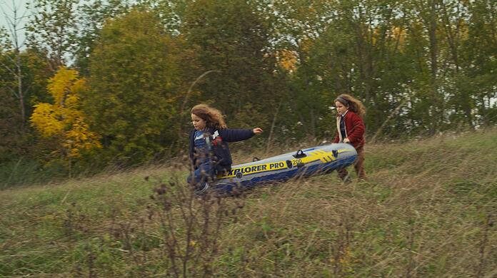 Die Zwillinge Joséphine und Gabrielle Sanz spielen im Film von Céline Sciamma fantastischerweise Mutter und Tochter, die sich als Gleichaltrige begegnen